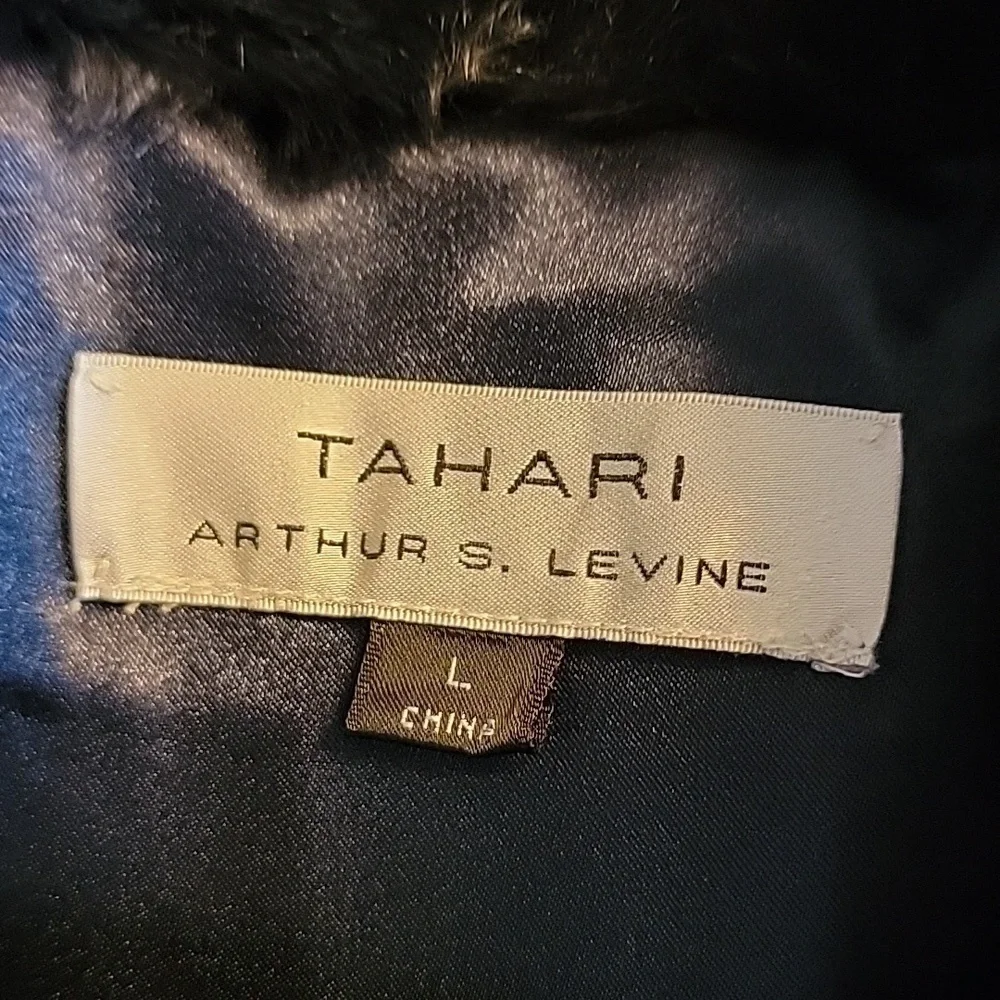 Tahari-Navy faux fur vest, collared Size Large  NWT. - Picture 3 of 9